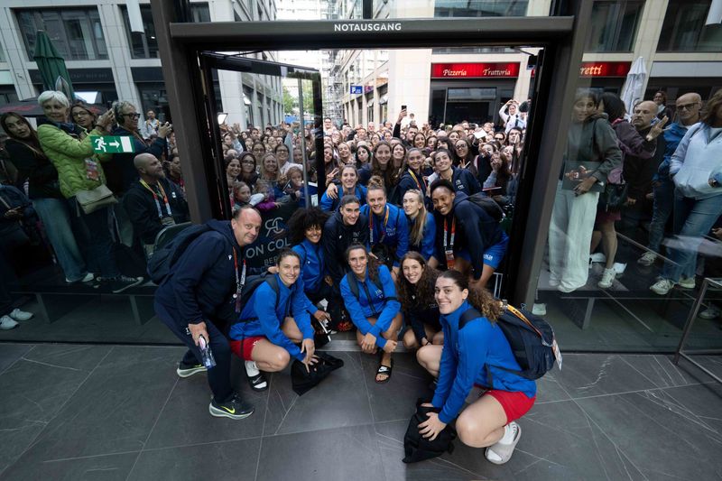 Le Azzurre incontrano i tifosi a Berlino, Petrucci: “Una grande emozione”