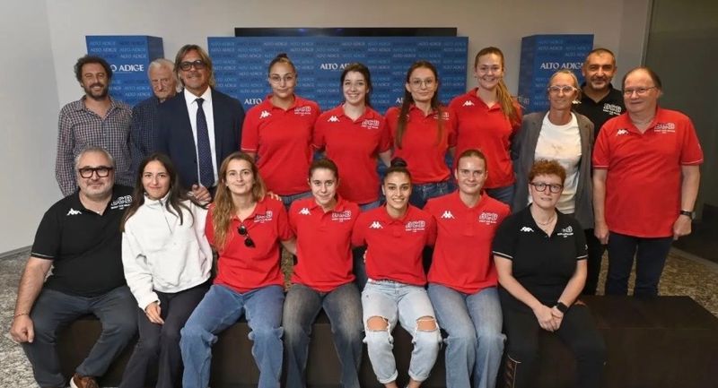 Il Basket Club Bolzano torna in redazione per una tradizione che accompagna l’inizio della stagione